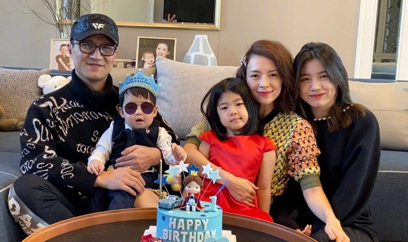 Gia đình Chương Tử Di - Uông Phong cùng con gái riêng của sao nam. Gia đình Chương Tử Di - Uông Phong cùng con gái riêng của sao nam.