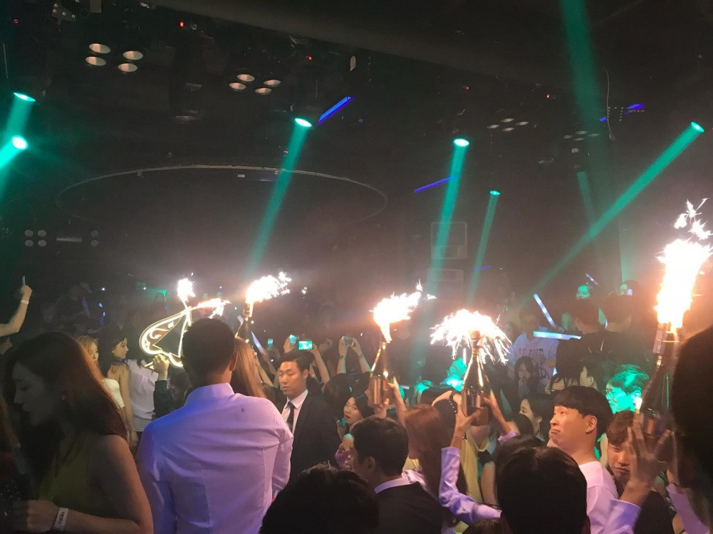 Ling Cheng đăng tải bức hình chụp trong hộp đêm Burning Sun và vòng tay khách hạng VVIP. Ảnh: Threads.