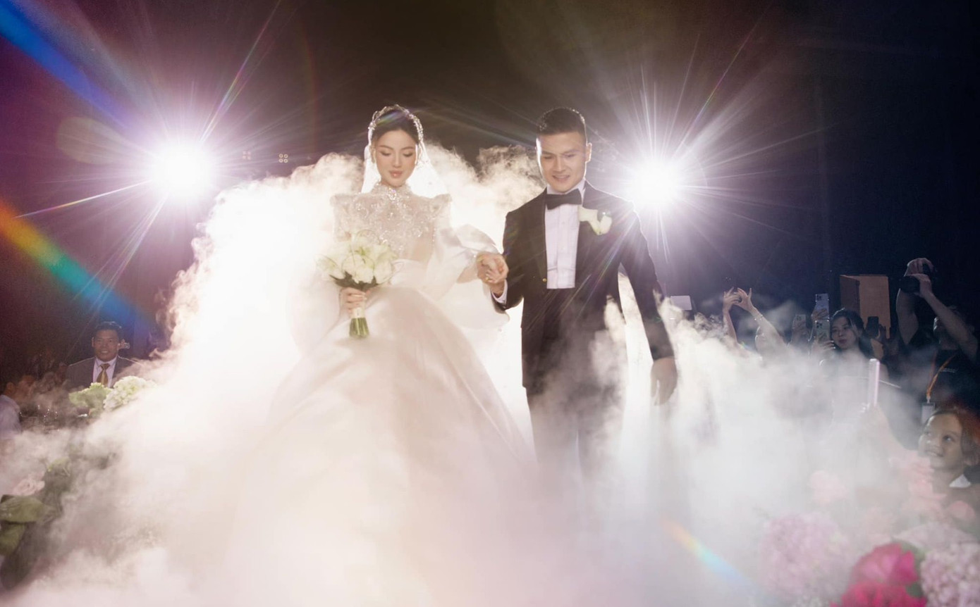 So với đám cưới Quang Hải ở xã Xuân Nộn, huyện Đông Anh, Hà Nội, bữa tiệc tại khách sạn năm chiều 6/4 sao có quy mô nhỏ hơn, riêng tư, chủ yếu là hai bên gia đình, nhiều lãnh đạo và ngôi sao bóng đá Việt Nam tới dự.