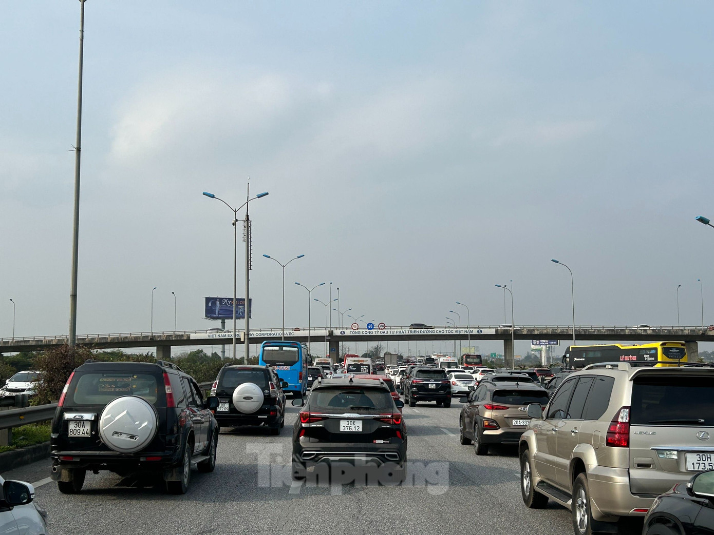 Hình ảnh điểm nghẽn trên cao tốc Hà Nội - Ninh Bình chiều Mùng 4 Tết