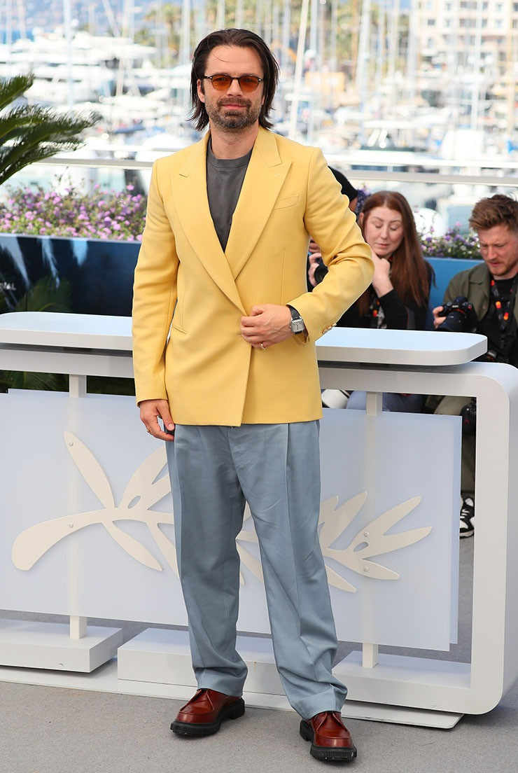 Không có nhiều trang phục nam nổi bật tại Cannes năm nay, nhưng không thể bỏ qua Sebastian Stan trong chiếc áo blazer AMIRI mùa thu 2024 màu vàng này.