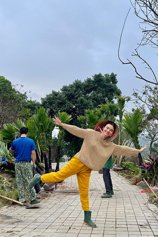 Ca sĩ hiện sống độc thân trong cơ ngơi rộng 8.000 m2 ở ngoại thành Hà Nội. Năm COVID-19 ập đến, cô chuyển về nhà vườn sinh sống, dành thời gian chăm chút không gian sống. Tại đây, cô cho đắp hòn non bộ, xây dựng điện thờ.