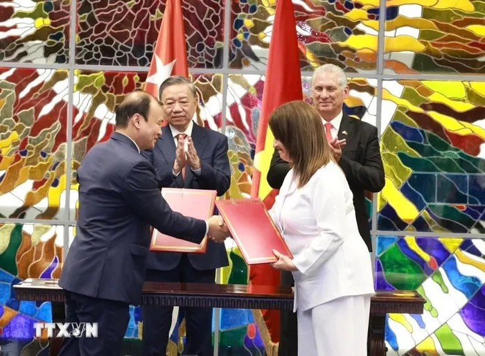 Tổng Bí thư, Chủ tịch nước Tô Lâm và Bí thư thứ nhất Đảng Cộng sản Cuba, Chủ tịch Cuba Miguel Diaz Canel Bermudez chứng kiến Lễ ký kết văn kiện hợp tác giữa Tạp chí Cộng sản với Tạp chí Cuba Xã hội chủ nghĩa. (Ảnh: Lâm Khánh/TTXVN) Tổng Bí thư, Chủ tịch nước Tô Lâm và Bí thư thứ nhất Đảng Cộng sản Cuba, Chủ tịch Cuba Miguel Diaz Canel Bermudez chứng kiến Lễ ký kết văn kiện hợp tác giữa Tạp chí Cộng sản với Tạp chí Cuba Xã hội chủ nghĩa. (Ảnh: Lâm Khánh/TTXVN)