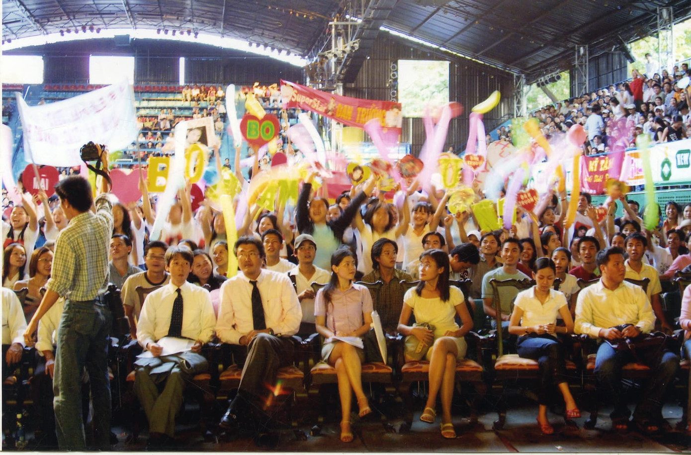 Khoảnh khắc của nghệ sĩ, khán giả trong đêm công diễn, trao giải ở Làn sóng xanh tại sân khấu Lan Anh. Với thế hệ 8X, 9X, đây là không gian gắn liền với những mùa nhạc hội sôi động và cả những "trận chiến" fandom đầu tiên trong lịch sử Vpop. Khoảnh khắc của nghệ sĩ, khán giả trong đêm công diễn, trao giải ở Làn sóng xanh tại sân khấu Lan Anh. Với thế hệ 8X, 9X, đây là không gian gắn liền với những mùa nhạc hội sôi động và cả những "trận chiến" fandom đầu tiên trong lịch sử Vpop.