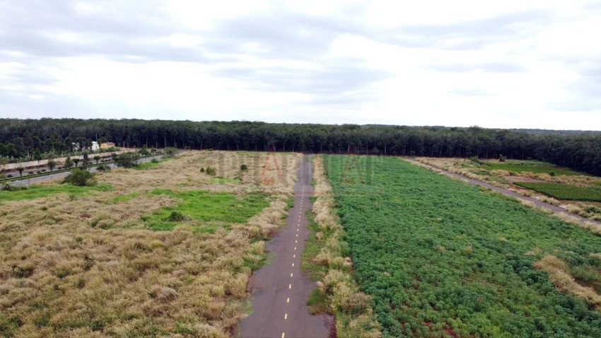 Trong khu Trung tâm hành chính này Trụ sở của UBND huyện là tòa nhà rất to, hoành tráng. Khu Trung tâm hành chính này chỉ có một phần rất nhỏ là trụ sở của các cơ quan được xây dựng hoàn thành. Còn lại hầu hết là đất trống bỏ không. Ảnh: LA Trong khu Trung tâm hành chính này Trụ sở của UBND huyện là tòa nhà rất to, hoành tráng. Khu Trung tâm hành chính này chỉ có một phần rất nhỏ là trụ sở của các cơ quan được xây dựng hoàn thành. Còn lại hầu hết là đất trống bỏ không. Ảnh: LA