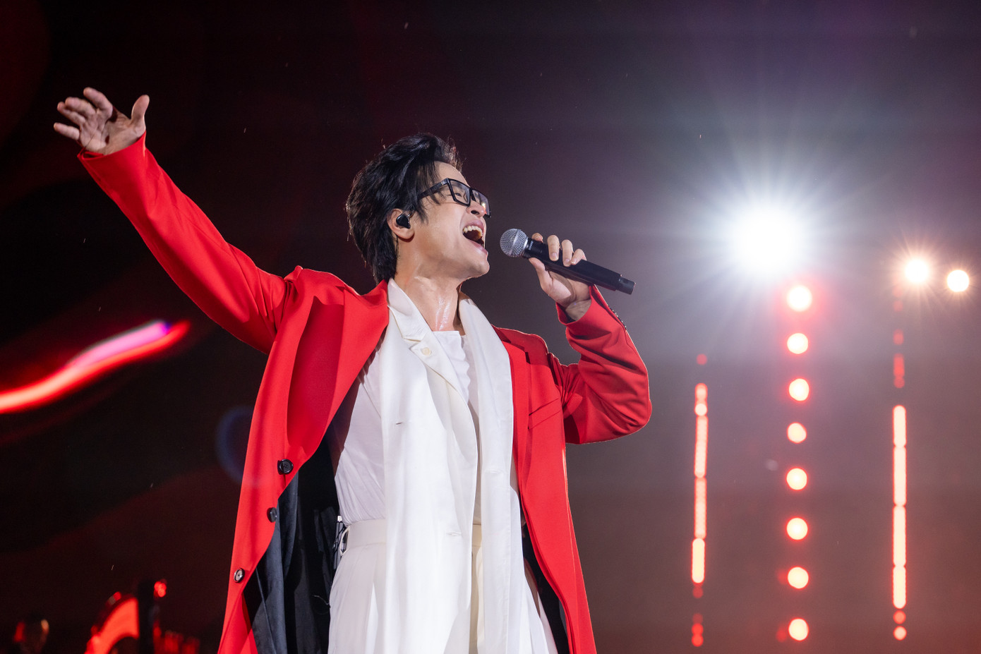 Đêm nhạc của Hà Anh Tuấn dài 4 tiếng đồng hồ. Đêm nhạc của Hà Anh Tuấn dài 4 tiếng đồng hồ.