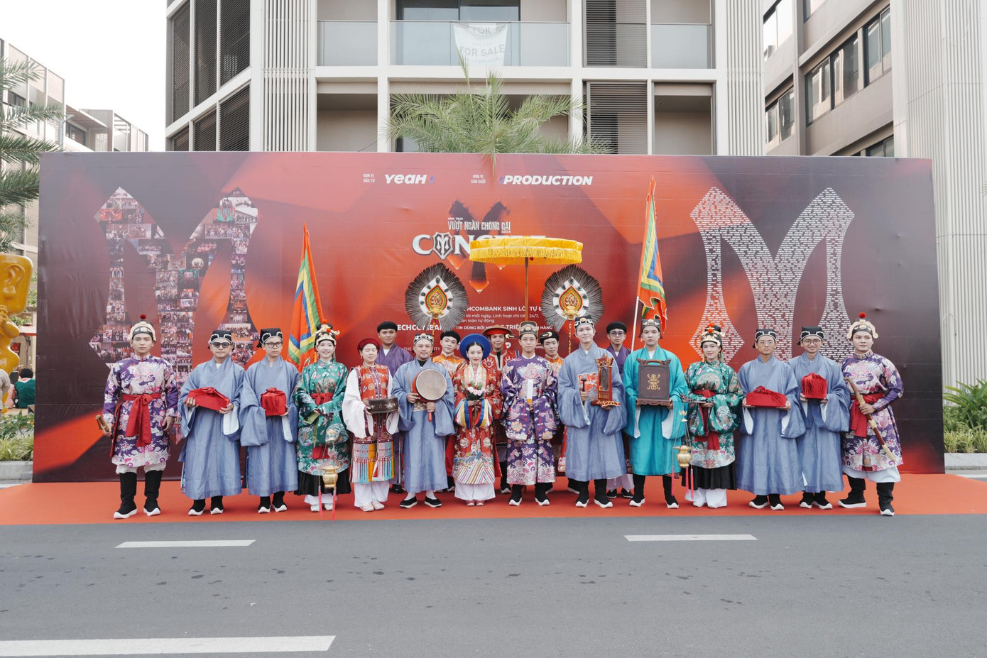 Từ sáng sớm 22/3, dòng người mặc Việt phục đến dự concert Anh trai vượt ngàn chông gai. Bất chấp thời tiết oi bức, những bộ áo dài, áo giao lĩnh, Nhật Bình, áo tấc... được khán giả lựa chọn tham gia hoạt động Xác lập kỷ lục thế giới &quot;Sự kiện có số lượng người tham gia mặc trang phục truyền thống Việt Nam đông nhất&quot;.