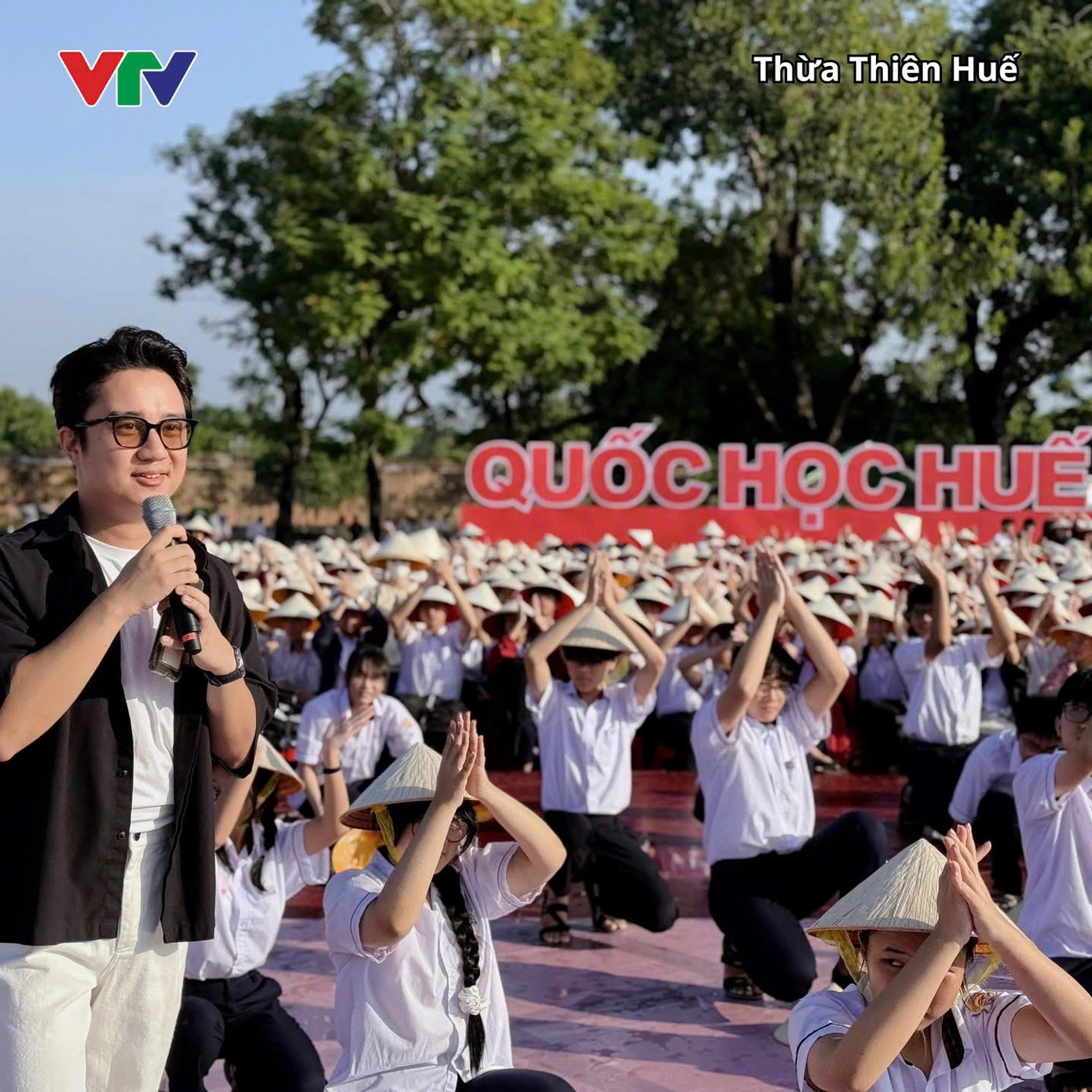 MC Sơn Lâm tại điểm cầu Huế được đặt ở Quảng trường Ngọ môn - Đại nội Huế. MC Sơn Lâm tại điểm cầu Huế được đặt ở Quảng trường Ngọ môn - Đại nội Huế.