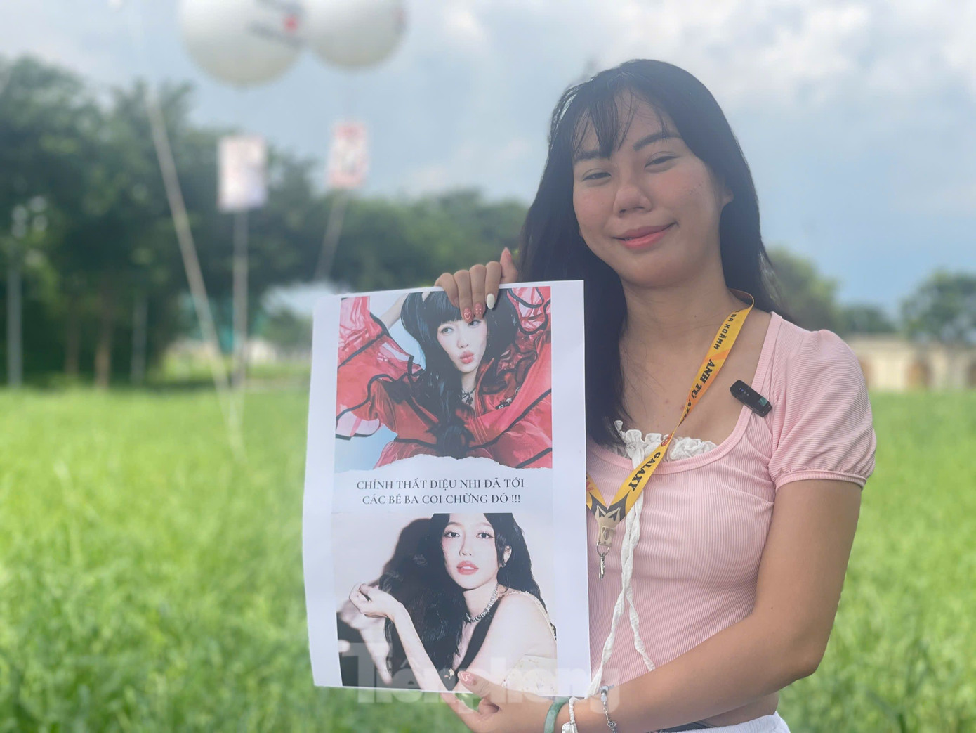 Khán giả Hà My là fan của cặp Diệu Nhi - Anh Tú: &quot;Hôm nay tôi mang theo cả Diệu Nhi để cổ vũ cho Anh Tú Atus. Hy vọng Anh Tú có thể cháy hết mình trên sân khấu, trước 20.000 khán giả&quot;. Ảnh: Phạm Nguyễn.