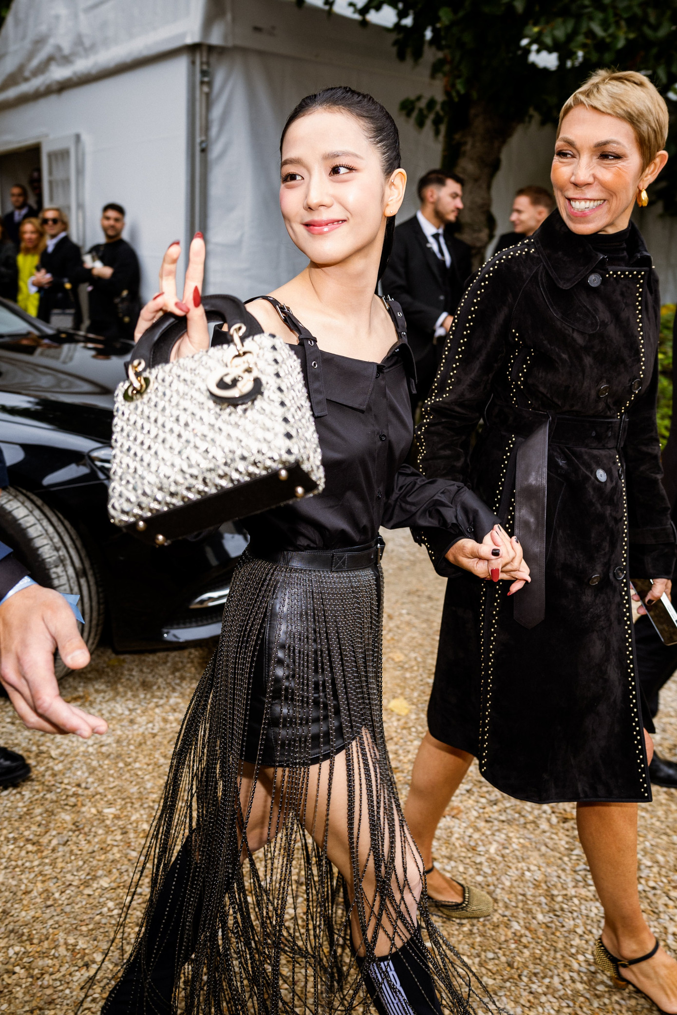 Jisoo (BlackPink) thu hút mọi ánh nhìn tại buổi trình diễn của Dior thuộc Tuần lễ thời trang Paris ngày 24/9. Nữ thần tượng trở thành chủ đề thịnh hành trên X (Twitter cũ) với hàng trăm nghìn tweet mong chờ tạo hình của cô ở sự kiện.