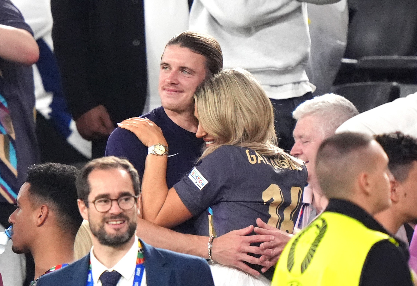 Cầu thủ dự bị Conor Gallagher dành cái ôm đến vợ - Aine May Kennedy, sau chiến thắng trước Hà Lan.