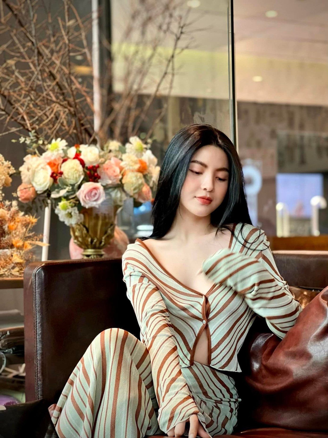 Ở tuổi 23, Chu Thanh Huyền khiến nhiều người trầm trồ khi khoe cuộc sống dư dả. Cô thường xuyên xuất hiện bên đồ hiệu, siêu xe, check-in tại các địa điểm sang chảnh.