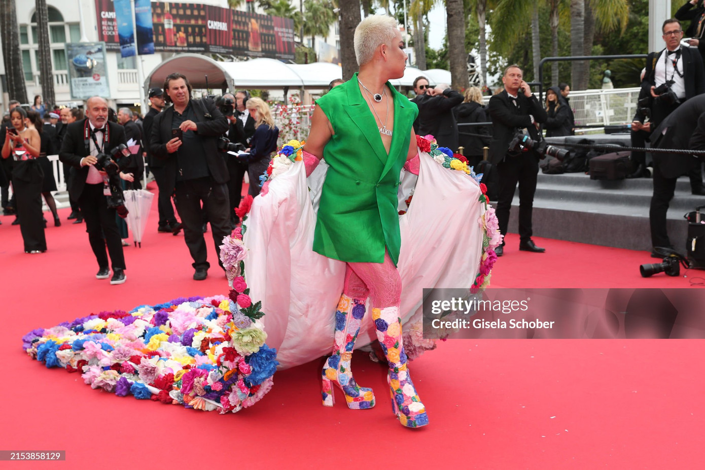 Nhà thiết kế Men Seyha mang theo cả vườn hoa lên thảm đỏ. Nhà thiết kế Men Seyha mang theo cả vườn hoa lên thảm đỏ.