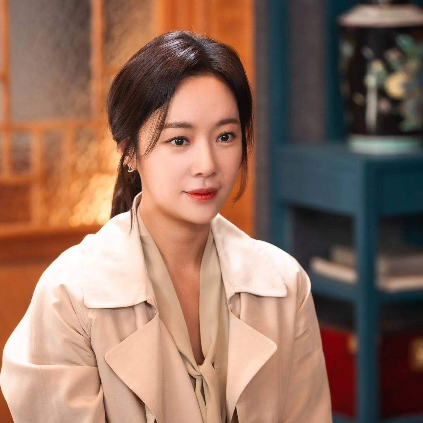 Hwang Jung Eum ly hôn đại gia ngành thép (trái), tình cảm chớm nở đã bị dập tắt của nữ thần tượng Karina và Lee Jae Wook.