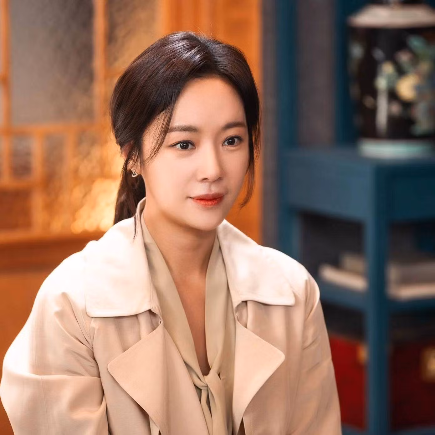 Hwang Jung Eum ly hôn đại gia ngành thép (trái), tình cảm chớm nở đã bị dập tắt của nữ thần tượng Karina và Lee Jae Wook.