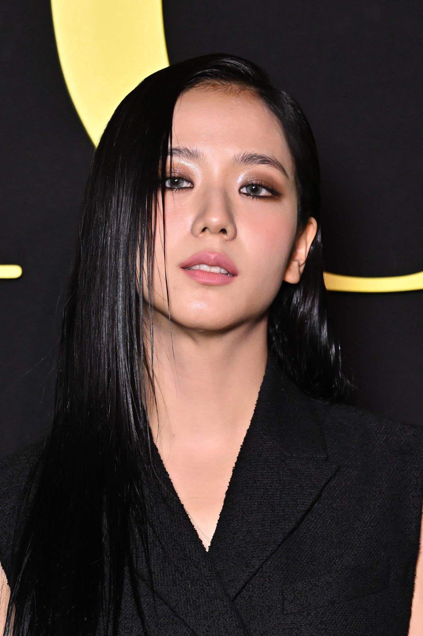 Jisoo bị chê vì kiểu tóc và cách trang điểm “dìm” nhan sắc. Nhiều fan cho rằng trang điểm khói khiến nữ thần tượng bị già đi trước tuổi.