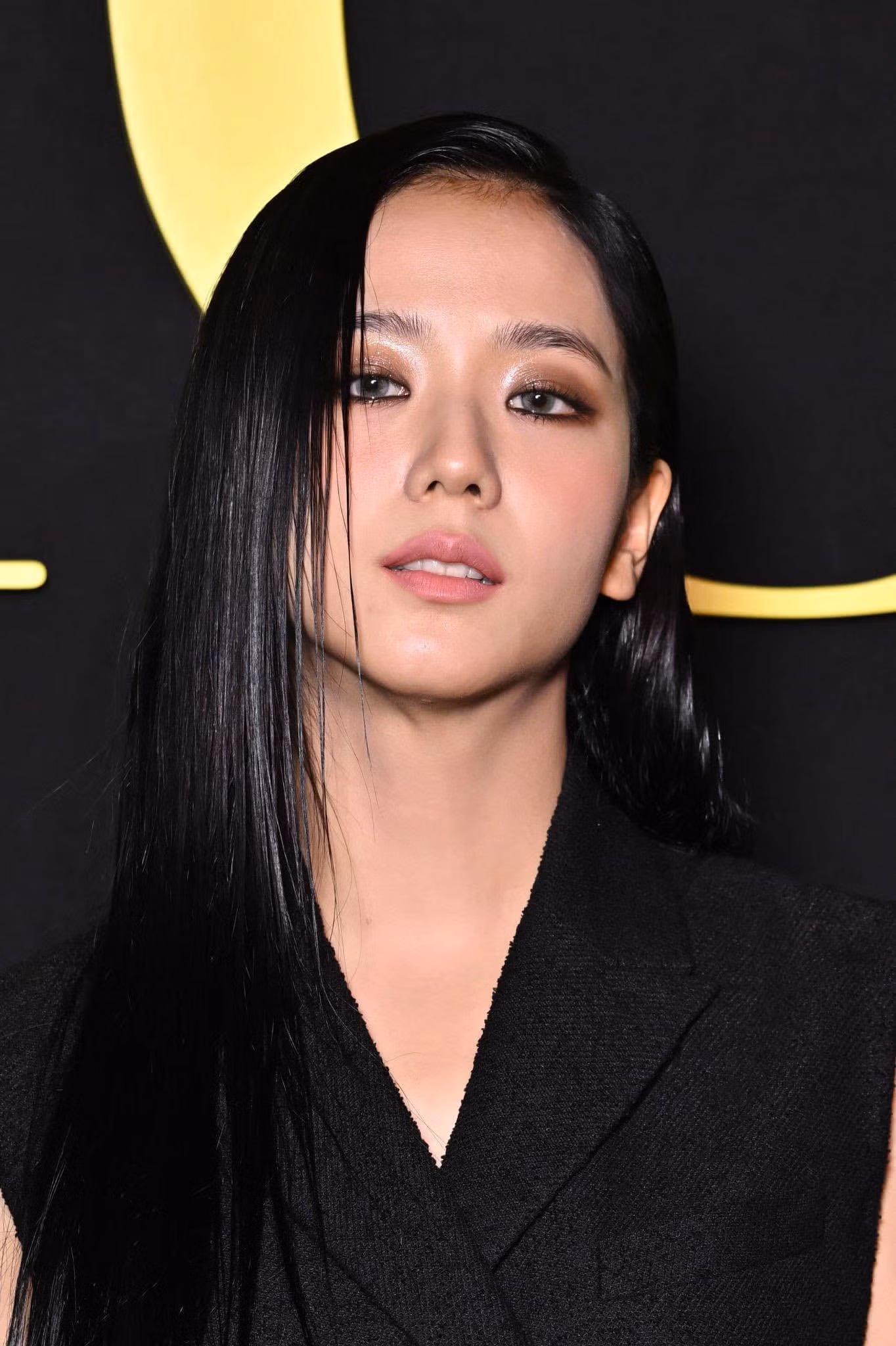 Jisoo bị chê vì kiểu tóc và cách trang điểm “dìm” nhan sắc. Nhiều fan cho rằng trang điểm khói khiến nữ thần tượng bị già đi trước tuổi.