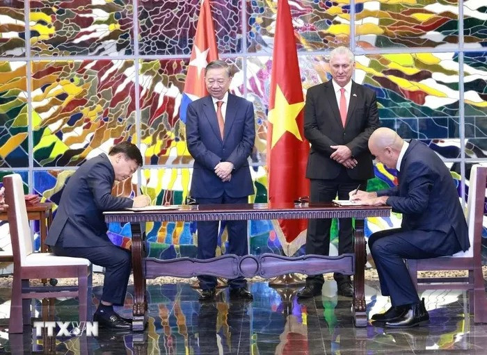 Tổng Bí thư, Chủ tịch nước Tô Lâm và Bí thư thứ nhất Đảng Cộng sản Cuba, Chủ tịch Cuba Miguel Diaz Canel Bermudez chứng kiến Lễ ký kết văn kiện hợp tác giữa Bộ Nông nghiệp và Phát triển nông thôn Việt Nam với Bộ Nông nghiệp Cuba. (Ảnh: Lâm Khánh/TTXVN) Tổng Bí thư, Chủ tịch nước Tô Lâm và Bí thư thứ nhất Đảng Cộng sản Cuba, Chủ tịch Cuba Miguel Diaz Canel Bermudez chứng kiến Lễ ký kết văn kiện hợp tác giữa Bộ Nông nghiệp và Phát triển nông thôn Việt Nam với Bộ Nông nghiệp Cuba. (Ảnh: Lâm Khánh/TTXVN)