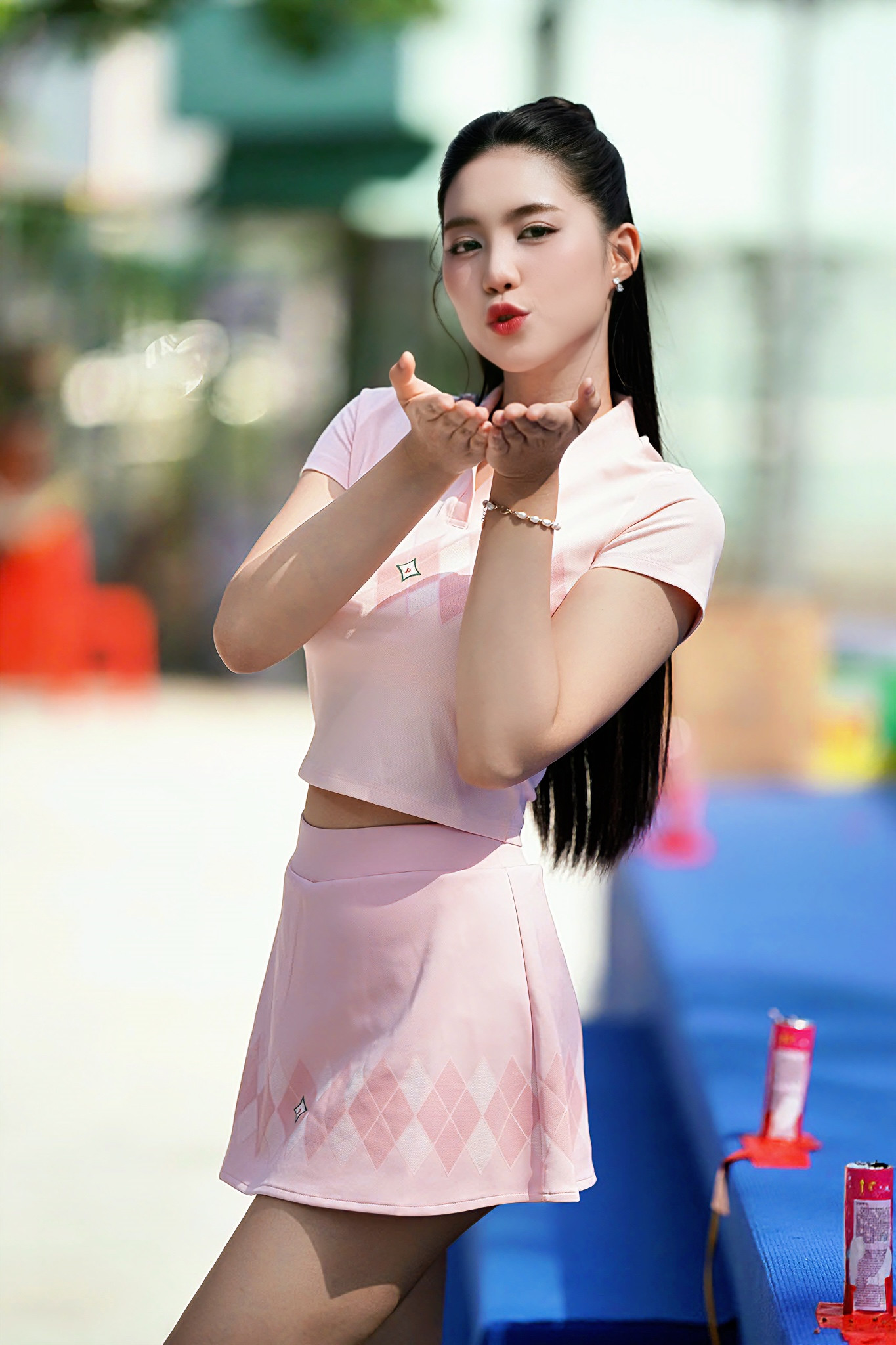 Chia sẻ khi lần đầu tham dự một giải đấu Pickleball quy mô, Châu Anh bày tỏ sự hào hứng: “Không khí sôi động và tinh thần thi đấu chuyên nghiệp khiến tôi rất ấn tượng&quot;. Cô nói cảm nhận rõ sự chỉn chu và bài bản trong sự kiện thể thao do báo Tiền Phong tổ chức và muốn ra sân thi đấu ngay lập tức. Ảnh: Phạm Nguyễn.