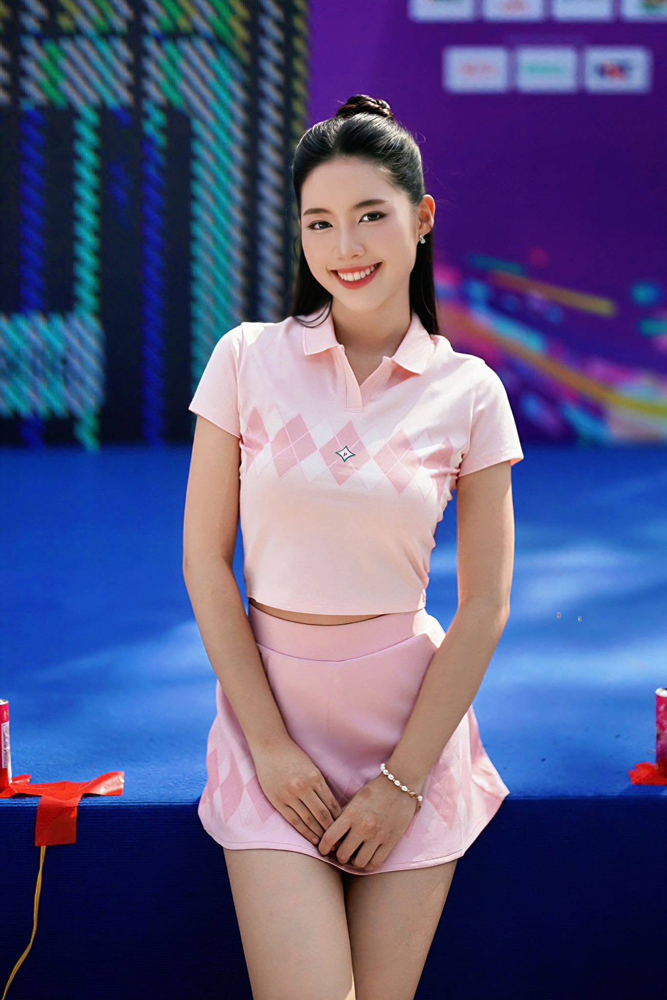 Đồng hành cùng top 3 Hoa hậu Việt Nam 2024 tại sự kiện, Á hậu Châu Anh lựa chọn trang phục thể thao tông hồng pastel gồm áo polo croptop và chân váy tennis ngắn. Thiết kế tối giản với họa tiết caro argyle mang lại diện mạo thanh lịch, khỏe khoắn. Ảnh: Phạm Nguyễn.