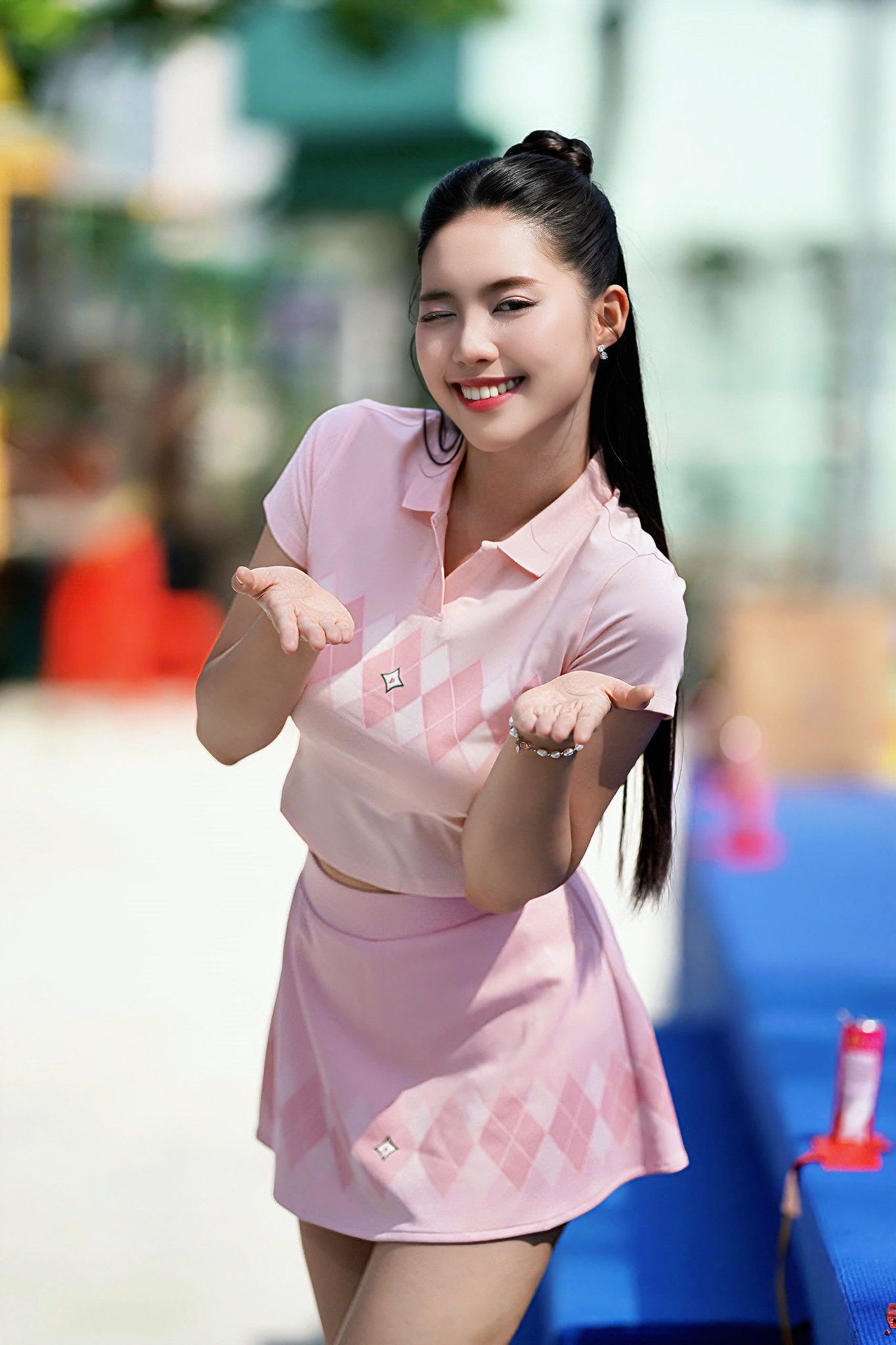 Chia sẻ khi lần đầu tham dự một giải đấu Pickleball quy mô, Châu Anh bày tỏ sự hào hứng: “Không khí sôi động và tinh thần thi đấu chuyên nghiệp khiến tôi rất ấn tượng&quot;. Cô nói cảm nhận rõ sự chỉn chu và bài bản trong sự kiện thể thao do báo Tiền Phong tổ chức và muốn ra sân thi đấu ngay lập tức. Ảnh: Phạm Nguyễn.