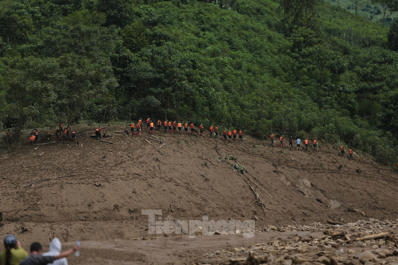 Lực lượng chức năng chia thành nhiều mũi, nỗ lực tìm kiếm nạn nhân xấu số. Khung cảnh tang thương bao trùm thôn Làng Nủ. Ảnh: Hân Nguyễn.