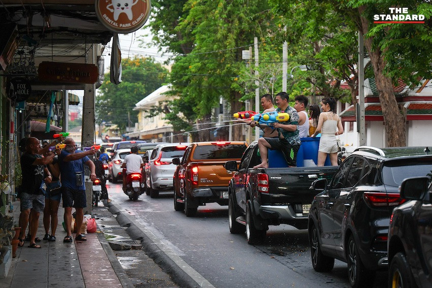 Du khách Trung Quốc tụ tập thành nhóm thuê xe bán tải chở nước ở khu vực Bangkok. Theo The Standard, giá thuê ôtô trong một ngày bao gồm cả thiết bị phục vụ nhu cầu té nước là 9.000 baht (hơn 6 triệu đồng). Với nhóm du lịch ít người hơn, họ chọn thuê xe ba bánh (Tuk Tuk) đi khắp phố, đặc biệt xung quanh đường Khao San.