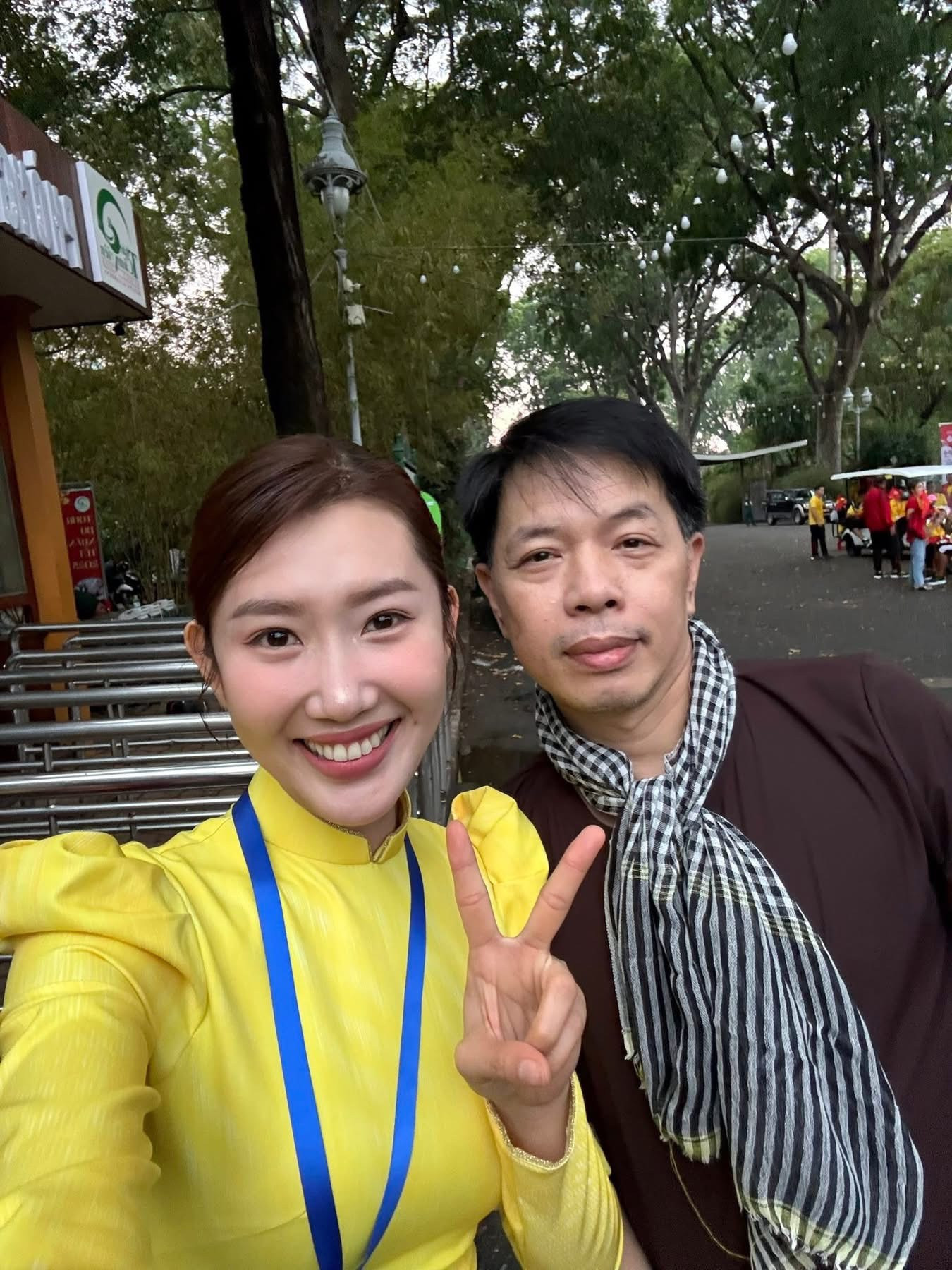 Từ 3h sáng, các nghệ sĩ như Thúy Ngân, Tiến Luật, Thái Hòa, Phương Thanh, Lâm Vỹ Dạ, Hoa hậu Bảo Ngọc... đã có mặt đông đủ. Từ 3h sáng, các nghệ sĩ như Thúy Ngân, Tiến Luật, Thái Hòa, Phương Thanh, Lâm Vỹ Dạ, Hoa hậu Bảo Ngọc... đã có mặt đông đủ.