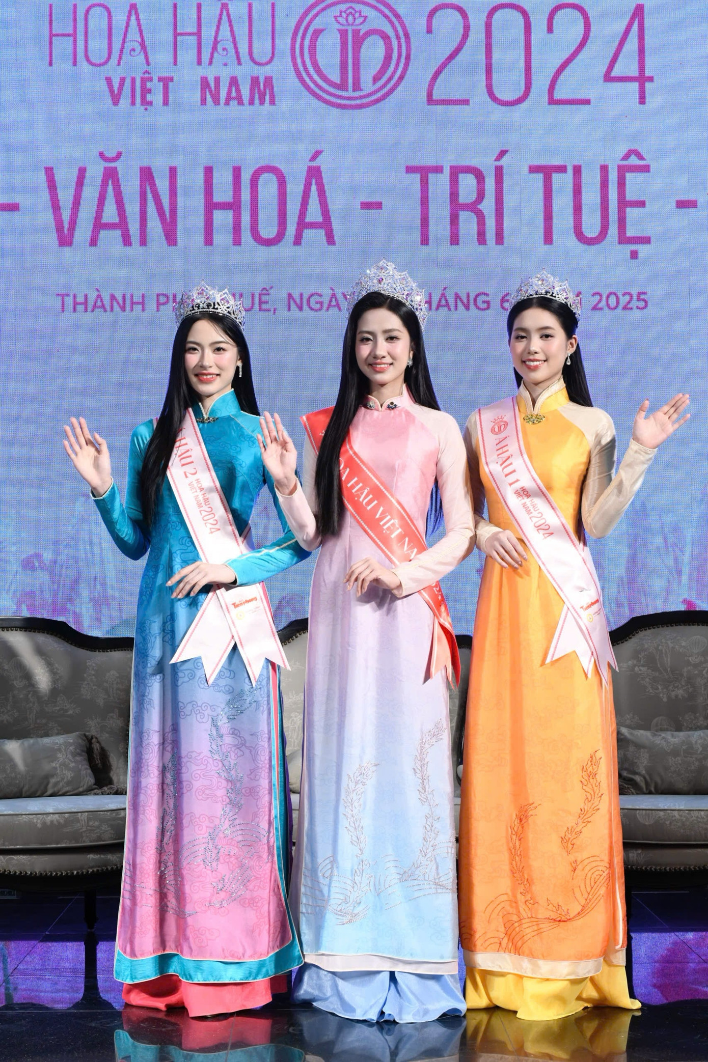 Vài giờ sau đăng quang, top 3 Hoa hậu Việt Nam 2024 có buổi giao lưu trực tuyến đầu tiên với độc giả báo Tiền Phong ngày 28/6 tại TP Huế. Sau đó, 3 người đẹp tiếp tục có buổi họp báo sau đăng quang diễn ra tại trụ sở Ủy ban Nhân dân TP Huế. Vài giờ sau đăng quang, top 3 Hoa hậu Việt Nam 2024 có buổi giao lưu trực tuyến đầu tiên với độc giả báo Tiền Phong ngày 28/6 tại TP Huế. Sau đó, 3 người đẹp tiếp tục có buổi họp báo sau đăng quang diễn ra tại trụ sở Ủy ban Nhân dân TP Huế.