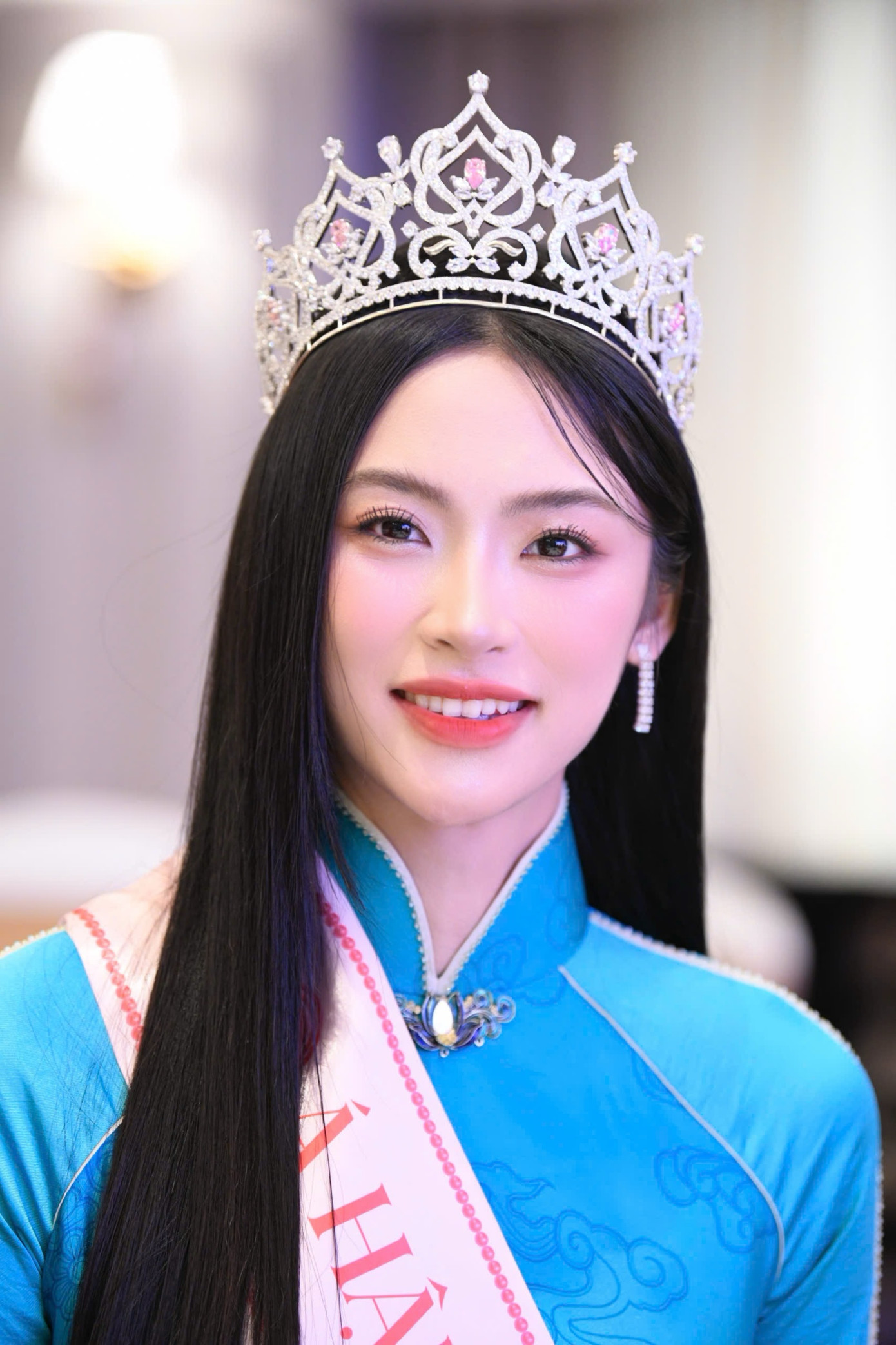 Vân Nhi nói được đại gia đình nhiệt tình ủng hộ từ quê nhà Hải Phòng. Ngày tổ chức họp báo chung kết Hoa hậu Việt Nam 2024, hình ảnh 6 chiếc xe in hình của cô chạy trên đường TP Huế viral trên mạng xã hội, là động lực giúp cô hoàn thiện hơn. Vân Nhi nói được đại gia đình nhiệt tình ủng hộ từ quê nhà Hải Phòng. Ngày tổ chức họp báo chung kết Hoa hậu Việt Nam 2024, hình ảnh 6 chiếc xe in hình của cô chạy trên đường TP Huế viral trên mạng xã hội, là động lực giúp cô hoàn thiện hơn.