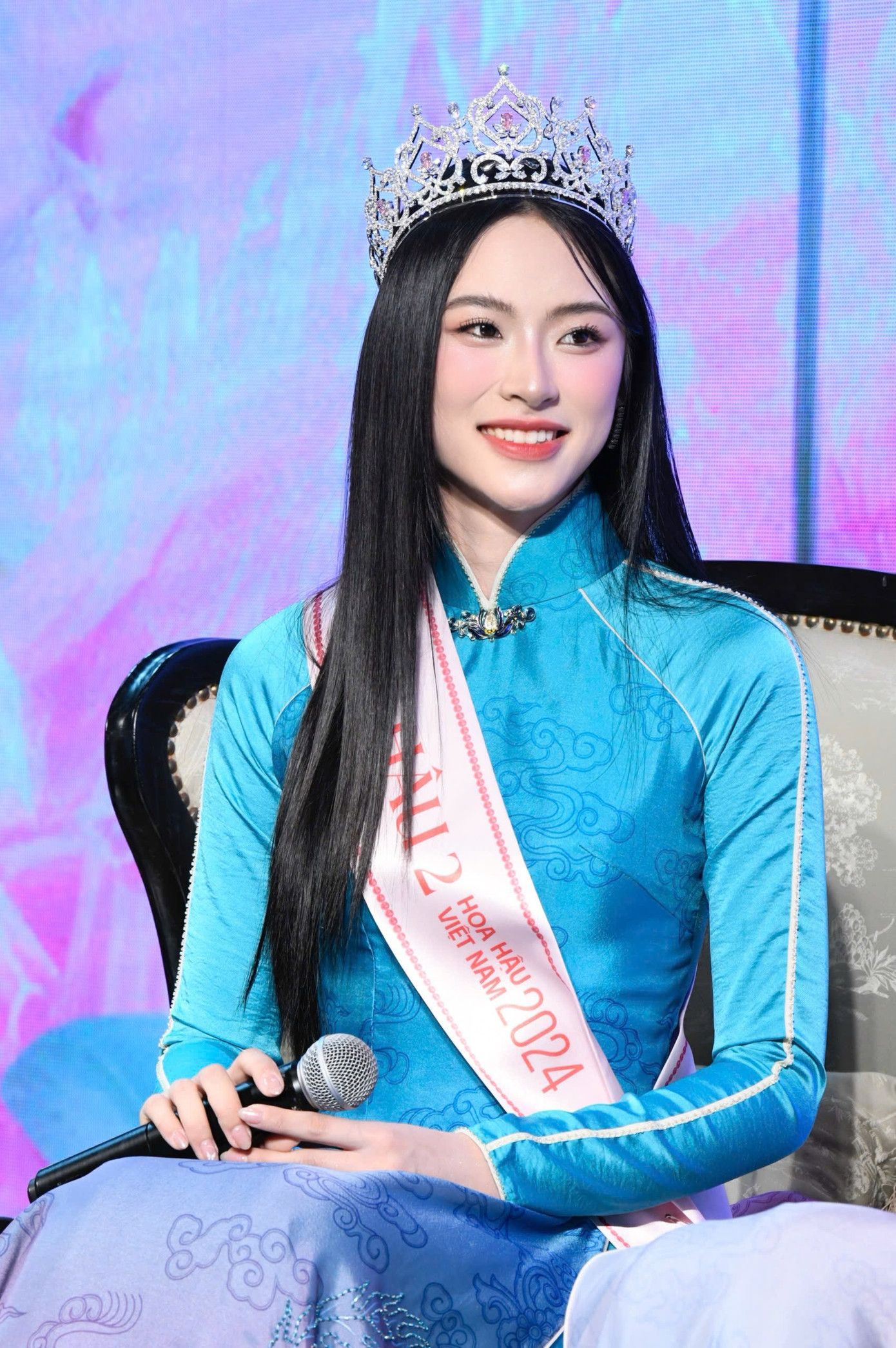 “Nhắc về Huế phải nhắc tới con người Huế. Người dân Huế đã luôn dành tình cảm cho chúng tôi và tạo cơ hội để chúng tôi trình diễn. Tôi sẽ làm những điều đơn giản như lan tỏa về vẻ đẹp của Huế qua những thước phim, bài hát và điều đó có thể chạm tới trái tim của mọi người để mọi người hiểu về Huế hơn”, cô nói. “Nhắc về Huế phải nhắc tới con người Huế. Người dân Huế đã luôn dành tình cảm cho chúng tôi và tạo cơ hội để chúng tôi trình diễn. Tôi sẽ làm những điều đơn giản như lan tỏa về vẻ đẹp của Huế qua những thước phim, bài hát và điều đó có thể chạm tới trái tim của mọi người để mọi người hiểu về Huế hơn”, cô nói.