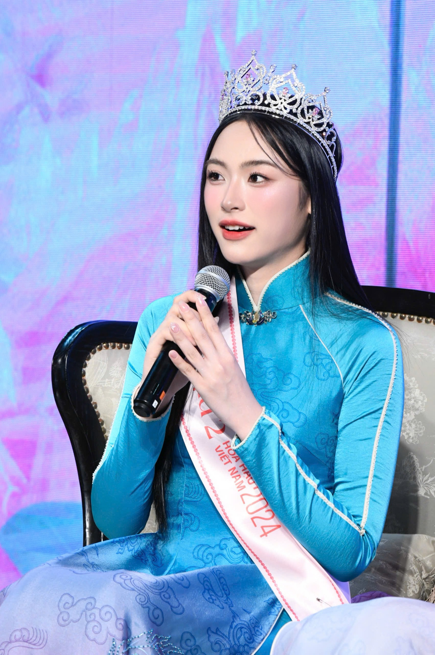 Vân Nhi nói được đại gia đình nhiệt tình ủng hộ từ quê nhà Hải Phòng. Ngày tổ chức họp báo chung kết Hoa hậu Việt Nam 2024, hình ảnh 6 chiếc xe in hình của cô chạy trên đường TP Huế viral trên mạng xã hội, là động lực giúp cô hoàn thiện hơn. Vân Nhi nói được đại gia đình nhiệt tình ủng hộ từ quê nhà Hải Phòng. Ngày tổ chức họp báo chung kết Hoa hậu Việt Nam 2024, hình ảnh 6 chiếc xe in hình của cô chạy trên đường TP Huế viral trên mạng xã hội, là động lực giúp cô hoàn thiện hơn.