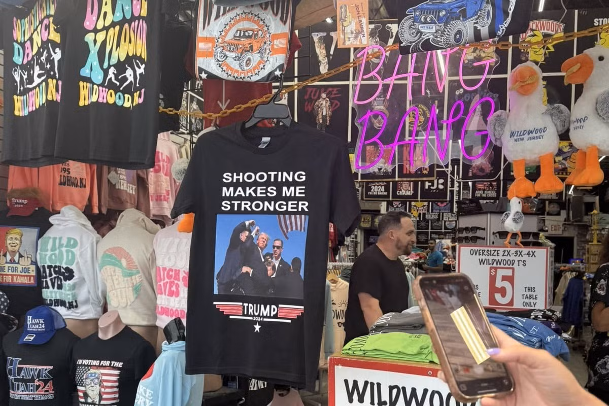 Áo in hình cú vung nắm đấm của ông Trump tạo cơn sốt. Ảnh: X/ @ThaDietz_