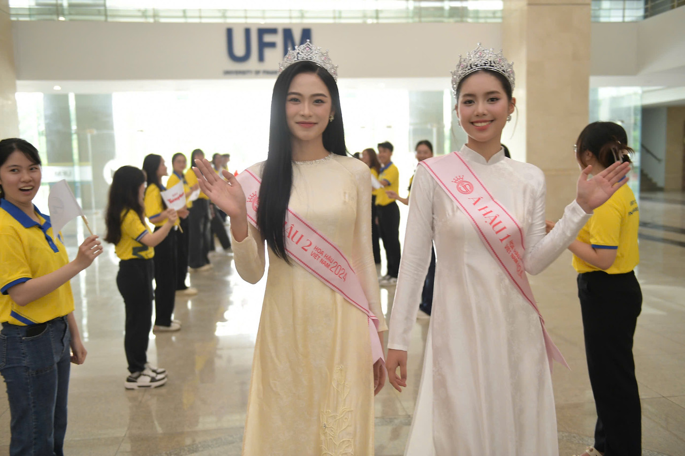 Á hậu 1 Trần Ngọc Châu Anh và Á hậu 2 Nguyễn Thị Vân Nhi sánh bước.