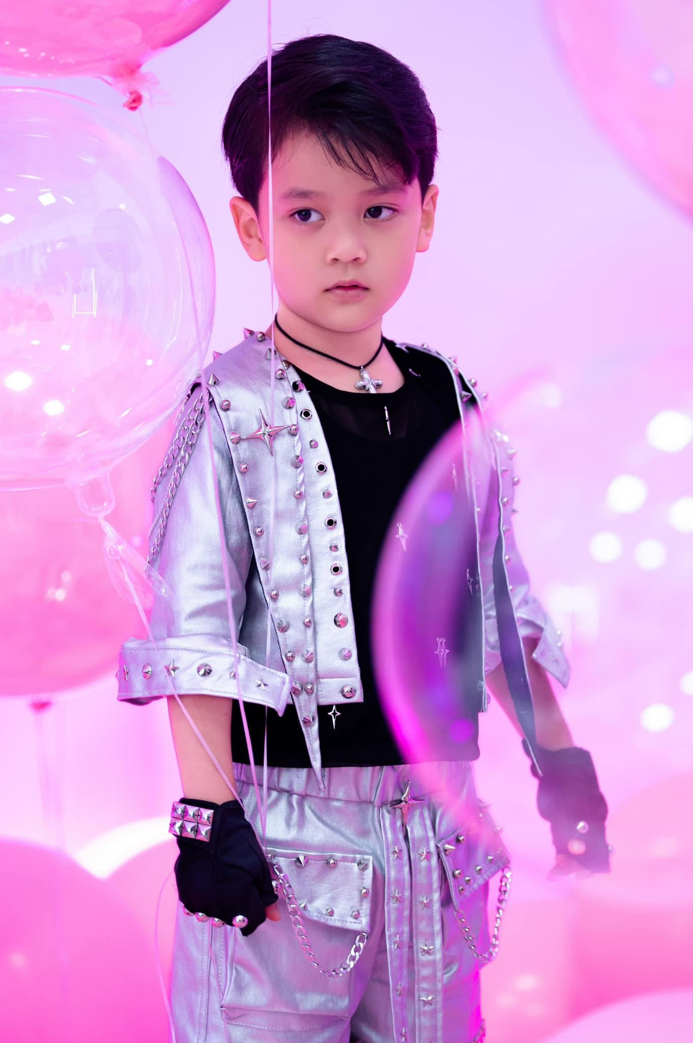 Bé Thỏ (trái) - con gái Xuân Lan và Polo Huỳnh - con trai Đàm Vĩnh Hưng trên sàn diễn thời trang trẻ em. Bé Thỏ (trái) - con gái Xuân Lan và Polo Huỳnh - con trai Đàm Vĩnh Hưng trên sàn diễn thời trang trẻ em.