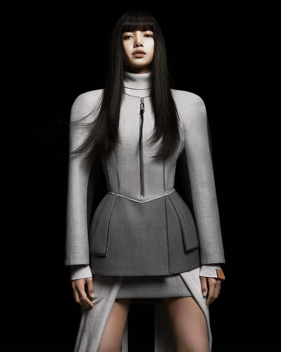 Chiều 23/7, Lisa được công bố là tân đại sứ thương hiệu Louis Vuitton giữa ồn ào đời tư. Chiều 23/7, Lisa được công bố là tân đại sứ thương hiệu Louis Vuitton giữa ồn ào đời tư.