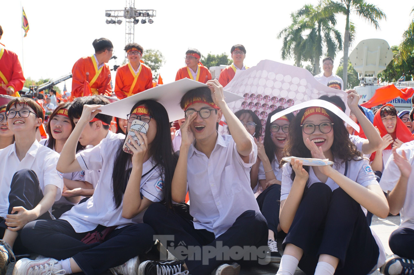 Những băng rôn, khẩu hiệu cổ vũ thí sinh Nguyễn Trọng Thành (Trường THPT chuyên Trần Phú, Hải Phòng) rợp Khu di tích Trạng Trình Nguyễn Bỉnh Khiêm. Ảnh: Nguyễn Hoàn, Như Ý