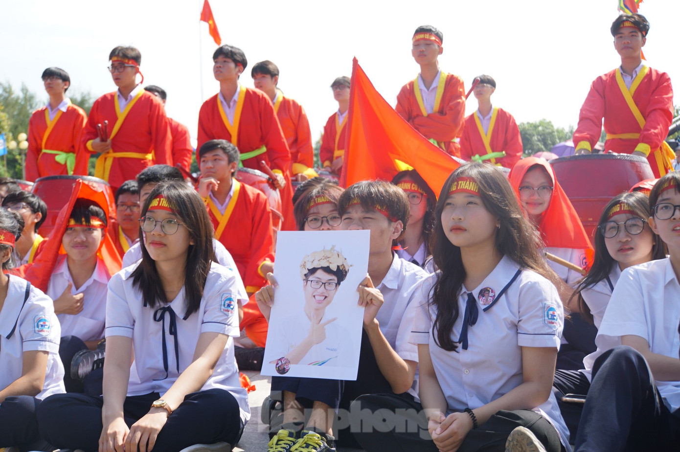 Những băng rôn, khẩu hiệu cổ vũ thí sinh Nguyễn Trọng Thành (Trường THPT chuyên Trần Phú, Hải Phòng) rợp Khu di tích Trạng Trình Nguyễn Bỉnh Khiêm. Ảnh: Nguyễn Hoàn, Như Ý