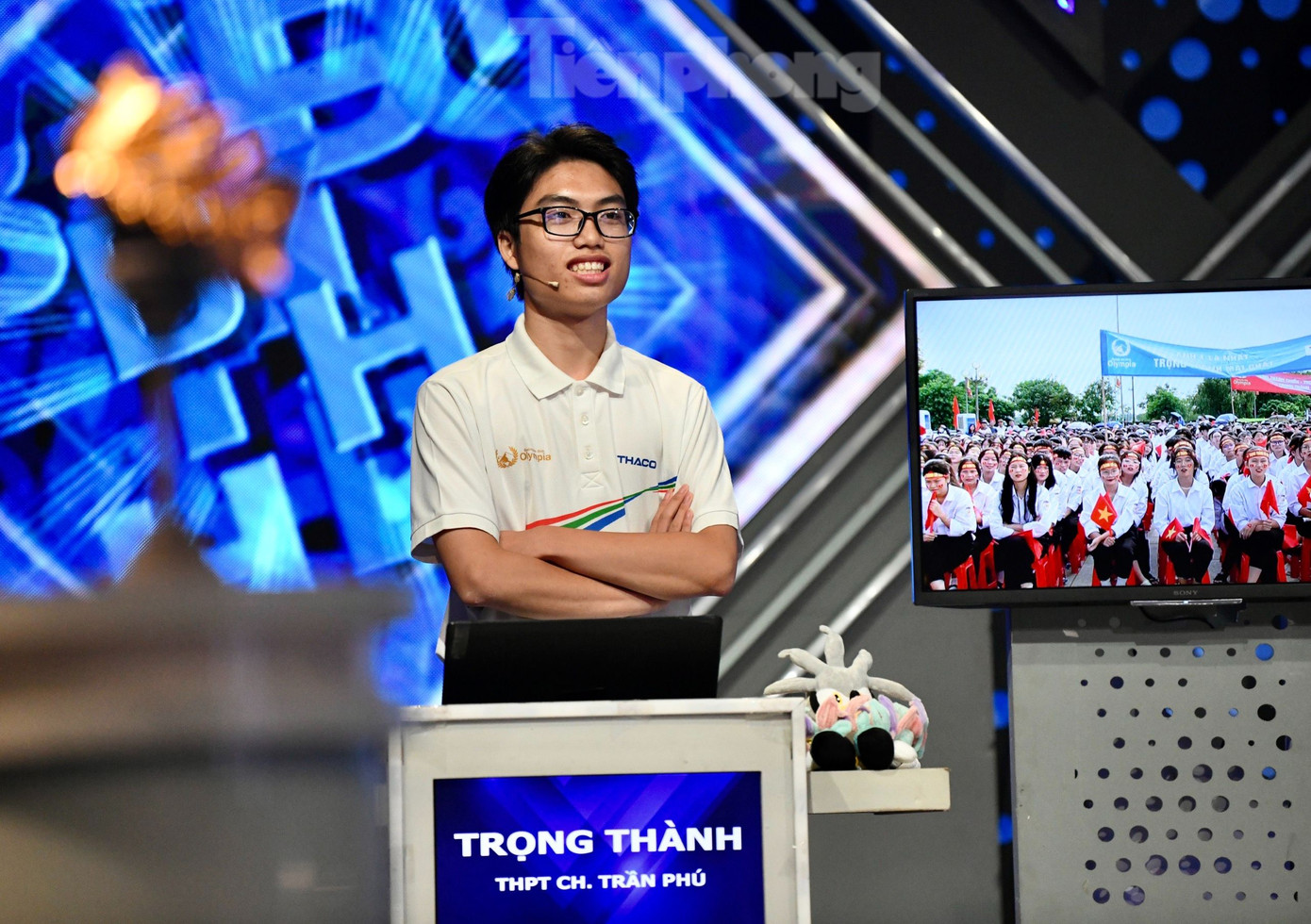 Những băng rôn, khẩu hiệu cổ vũ thí sinh Nguyễn Trọng Thành (Trường THPT chuyên Trần Phú, Hải Phòng) rợp Khu di tích Trạng Trình Nguyễn Bỉnh Khiêm. Ảnh: Nguyễn Hoàn, Như Ý