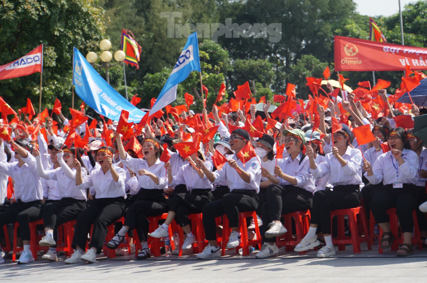 Những băng rôn, khẩu hiệu cổ vũ thí sinh Nguyễn Trọng Thành (Trường THPT chuyên Trần Phú, Hải Phòng) rợp Khu di tích Trạng Trình Nguyễn Bỉnh Khiêm. Ảnh: Nguyễn Hoàn, Như Ý