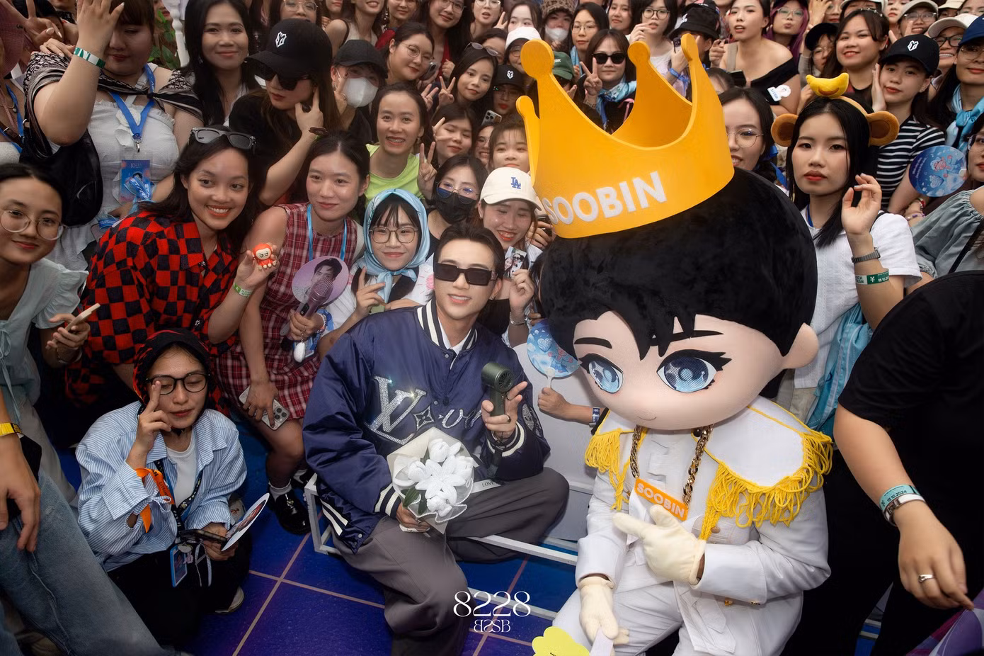 Soobin check-in tại booth quáng cáo do fan thực hiện. Ảnh: 8228. Soobin check-in tại booth quáng cáo do fan thực hiện. Ảnh: 8228.