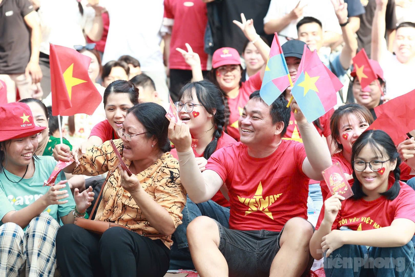 Người dân phấn khích, háo hức khi thấy các máy bay quân sự kéo cờ Đảng, cờ Tổ quốc hướng về trung tâm TPHCM và khoảnh khắc tiêm kích Su-30MK2 thả bẫy nhiệt trên nền trời.