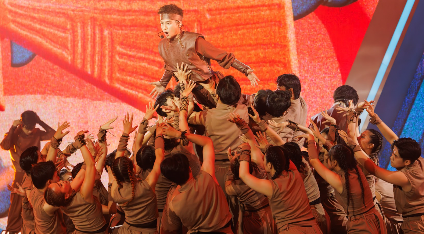 Trấn Thành khóc khi thấy các anh trai bị loại được đội Erik mời diễn cùng. Trấn Thành khóc khi thấy các anh trai bị loại được đội Erik mời diễn cùng.