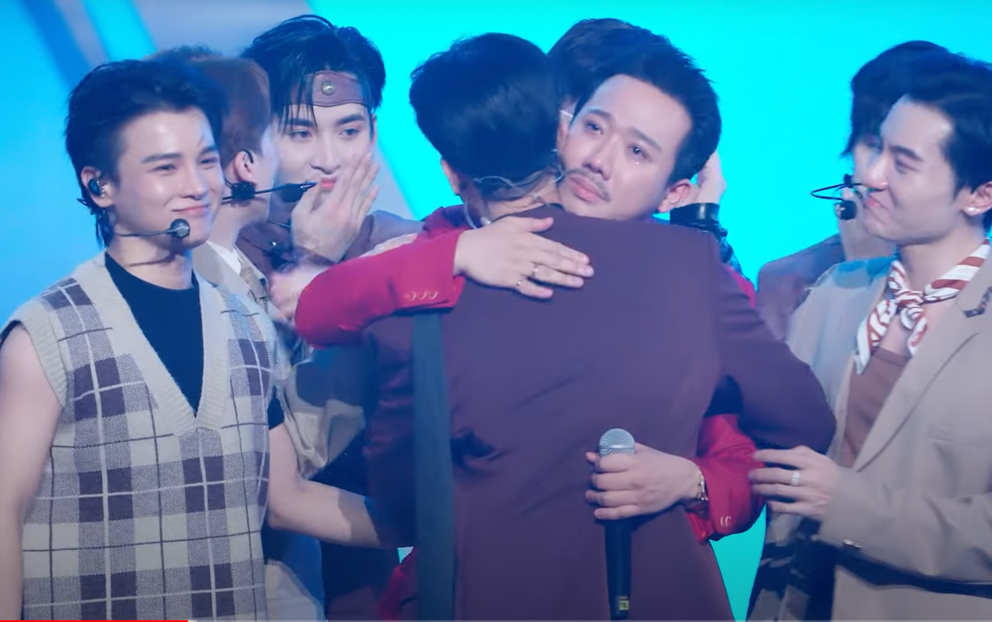 Trấn Thành khóc khi thấy các anh trai bị loại được đội Erik mời diễn cùng. Trấn Thành khóc khi thấy các anh trai bị loại được đội Erik mời diễn cùng.