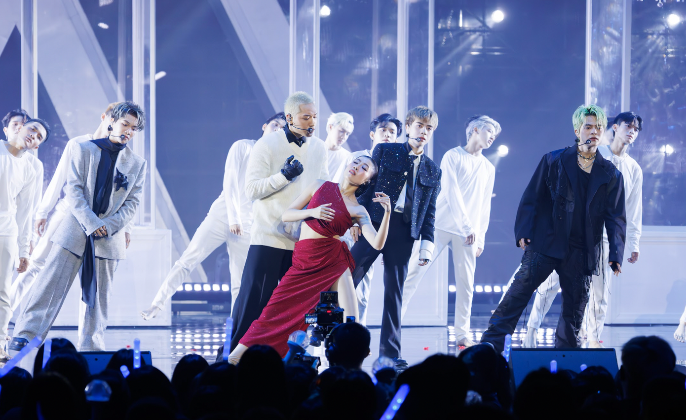 Đội diễn Chân thành (trái) và Walk. Đội diễn Chân thành (trái) và Walk.