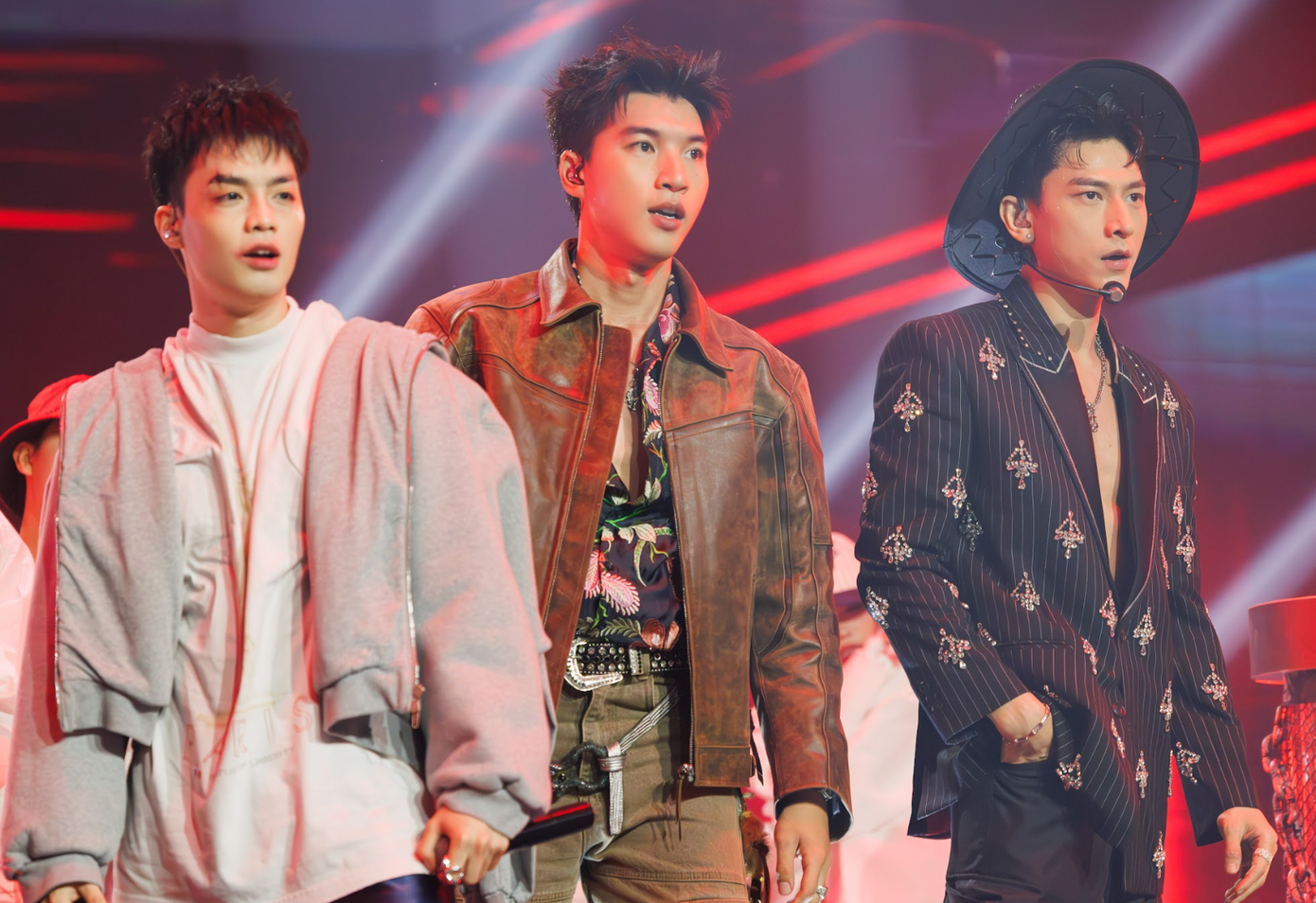 Đội diễn Chân thành (trái) và Walk. Đội diễn Chân thành (trái) và Walk.