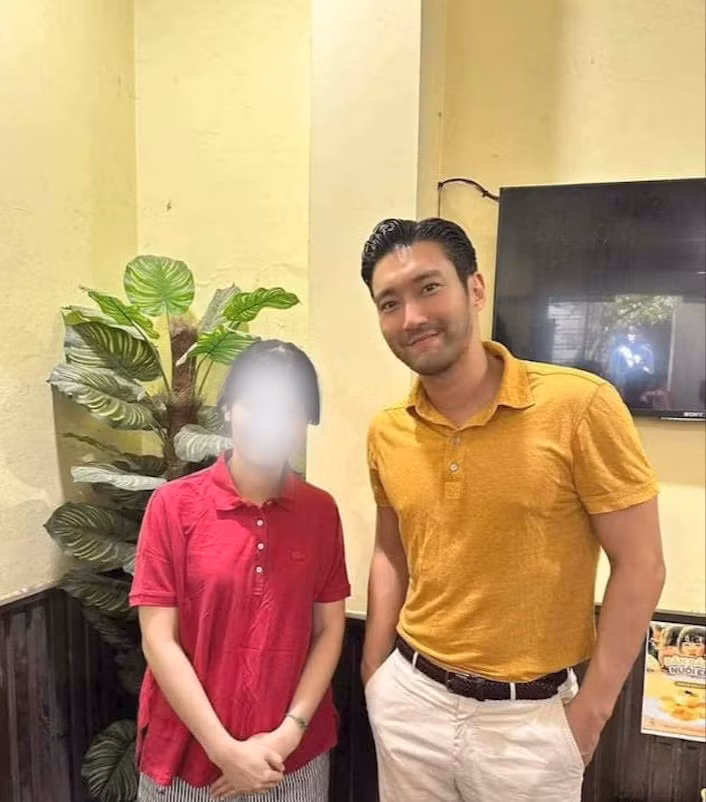 Sự có mặt tại Việt Nam của Siwon tiếp tục nhận sự quan tâm lớn hơn khi vô tình dính ồn ào liên quan đến cafe Giảng – quán cafe nổi tiếng ở Hà Nội. Cụ thể, quản lý của thương hiệu này bị cho là có lời lẽ thiếu tôn trọng, coi thường Siwon khi nhân viên quán đề xuất không tính tiền đồ uống của nam thần tượng. "Nhân viên hỏi: Super Junior đến có thu tiền không. Thu tiền hết, không trừ một ai. Không có món ăn nào miễn phí" - quản lý cafe Giảng viết.