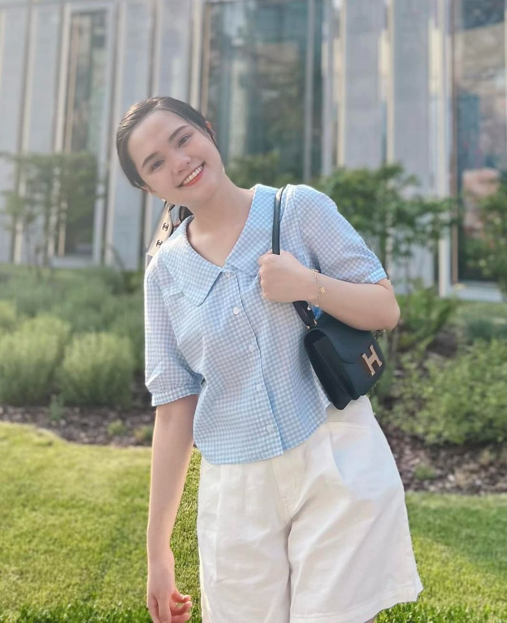 Từng &quot;flex&quot; khi được chồng yêu chiều tặng đồ hiệu, Quỳnh Anh chia sẻ: &quot;Tôi đã bảo chồng không thích túi nữa vì tốn tiền quá, nhưng chồng cứ dí vào tay nên đành phải nhận. Chồng tâm lý thế, tôi nói túi không dùng hết, để tủ phí của, thế mà vẫn mua&quot;.