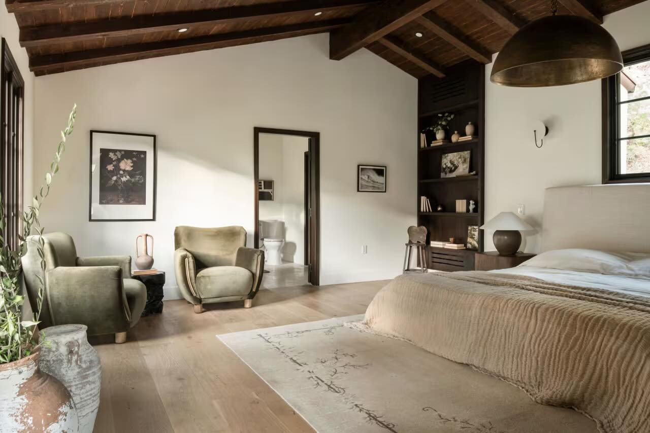 Ngôi nhà có diện tích lớn, nhìn ra những ngọn đồi và thiên nhiên bao quanh. Ngôi nhà có diện tích lớn, nhìn ra những ngọn đồi và thiên nhiên bao quanh.