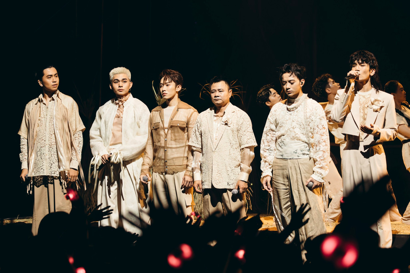 S.T Sơn Thạch đảm nhiệm dựng sân khấu.